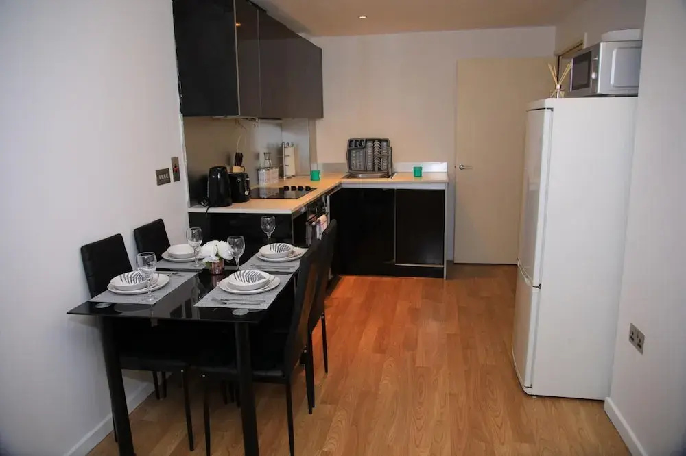 NEW Cosy 3BD Flat Minutes to Leeds City Centre