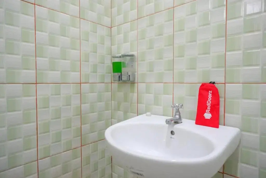 RedDoorz near Taman Makam Pahlawan Tatura