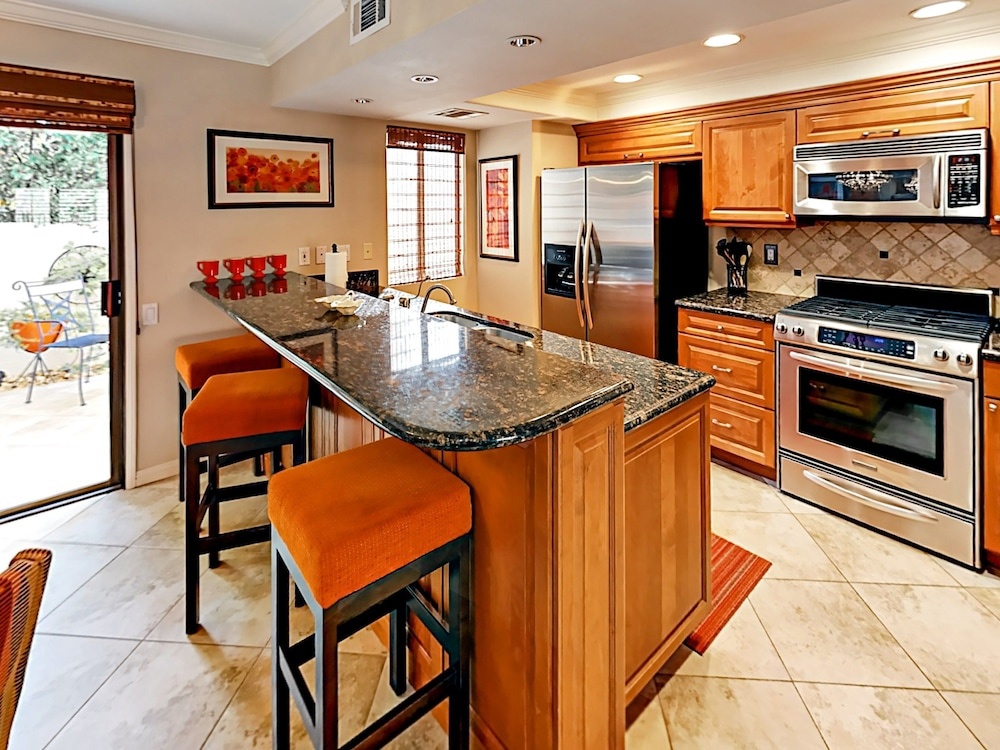 2BR Palm Springs Townhouse Hideaway by RedAwning