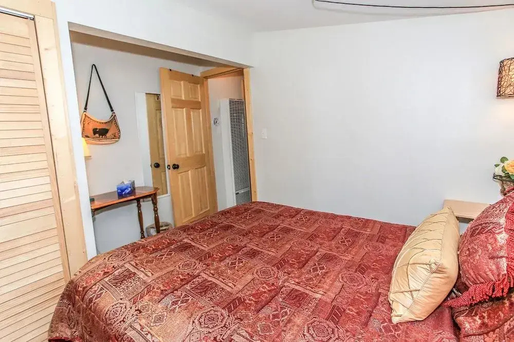 Knotty Knight- Walking distance to the lake as well as the Village