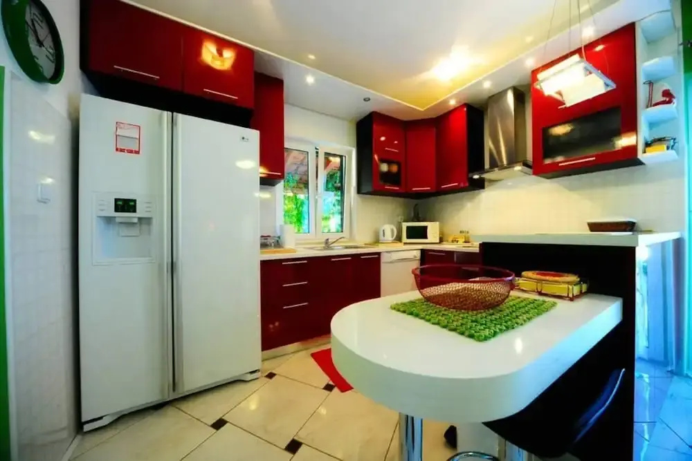 4 Bed Villa Sleeps 9 - Pool Pets Garden Parking