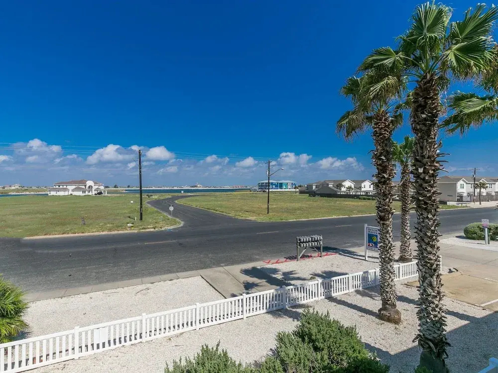 15102 Leeward Dr Townhouse Unit 502 - 3 Br townhouse by RedAwning