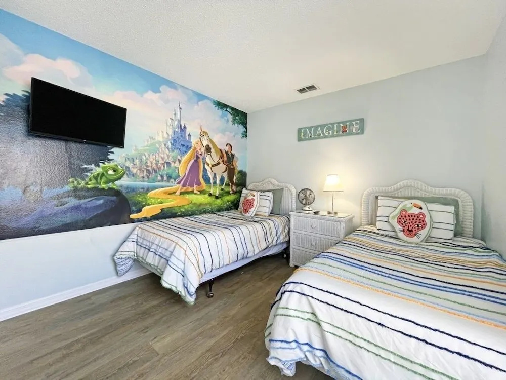 Holborn Delight 3 Bedroom Home by RedAwning