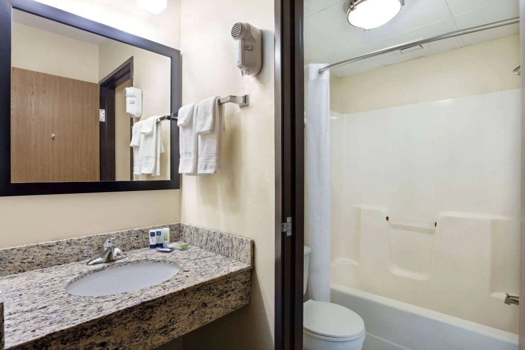 AmericInn by Wyndham Tomah