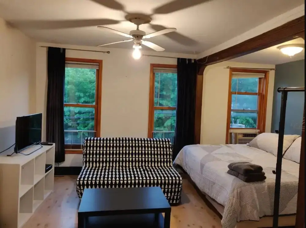 Serene Studio close to NYC. Walk to shops, PATH
