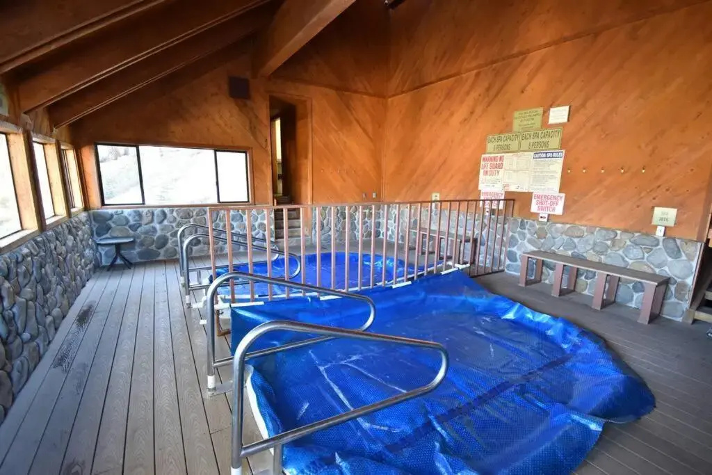 COZY Condo at Canyon Lodge! Sleeps 8, a walk to Canyon Lodge