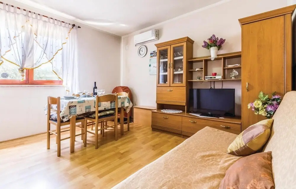 Amazing Home in Liznjan With Wifi and 2 Bedrooms