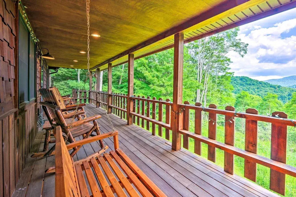 Slaty Fork Escape w/ Mountain View + Hot Tub!