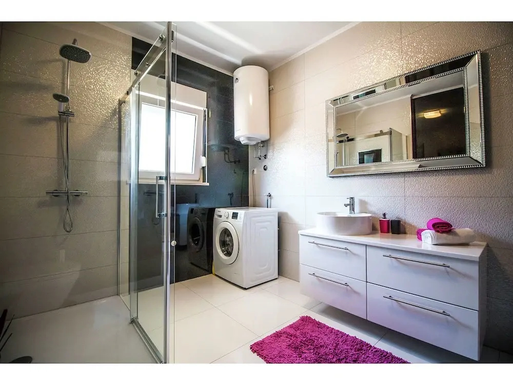 Modern 3 Bedroom Apartment, With 2 Bathrooms, Kitchen, Living Room and Airco