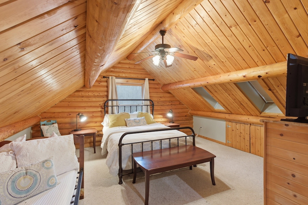 Lakefront Log Cabin With Private Dock, Two Decks & Cozy Comfort at 35mm in Sunrise Beach