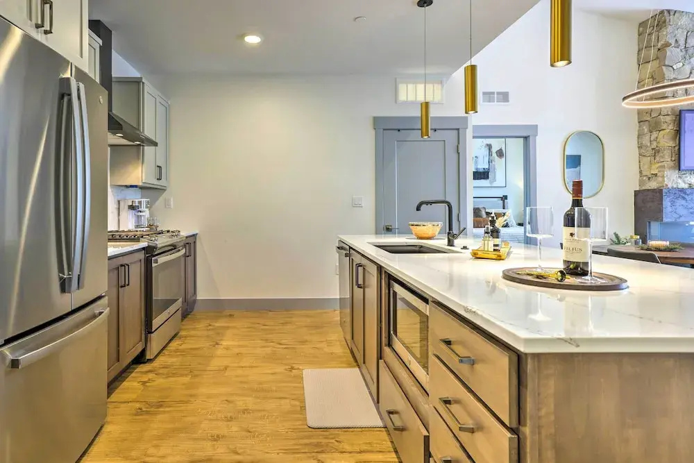 Condo w/ Mountain Views in Heart of Downtown!