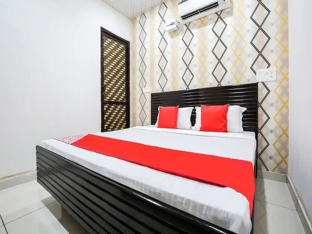 Royal Guest House by OYO Rooms