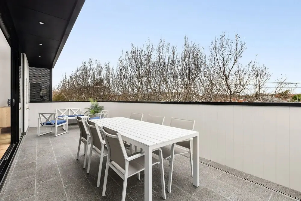 Docker Street Apartments by Urban Rest