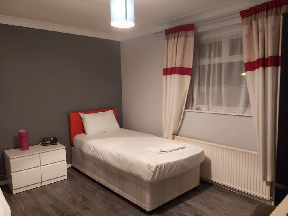 Chelsea House-Huku Kwetu Dunstable-3 Bedroom House-Garden-Free Wifi-Private parking
