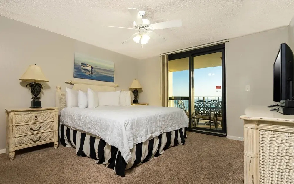 Phoenix Vi 6608 3 Bedroom Condo by Redawning
