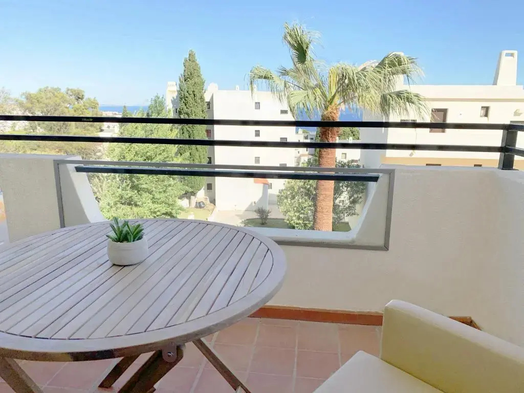 Seaview Studio - 10 Min. Beach, Private Condo, Pool, Grill & Free Parking