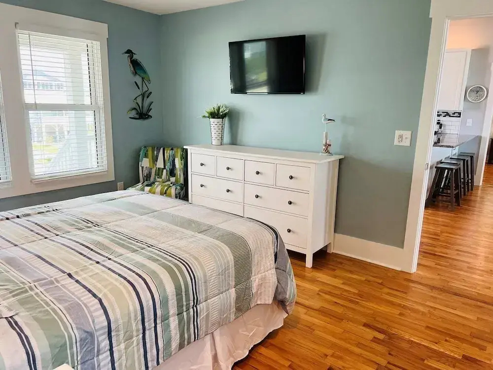 Holden R Breath 4 Bedroom Home by RedAwning