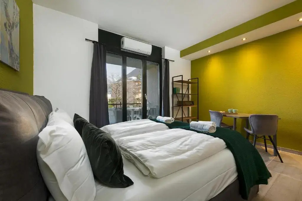 Monolocale con terrazzo vista lago in Via Cassarinetta by LR