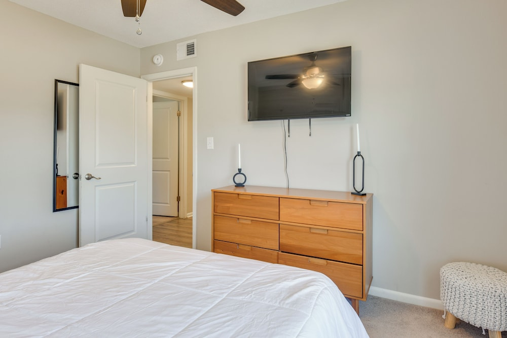 Spacious Fort Walton Beach Home ~ 2 Mi to Beach!