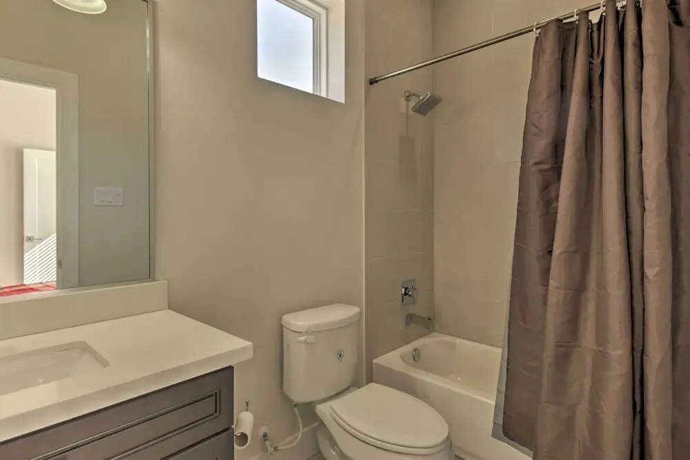 Townhouse 6 Mi to NRG, 1 Mi to Downtown Houston!