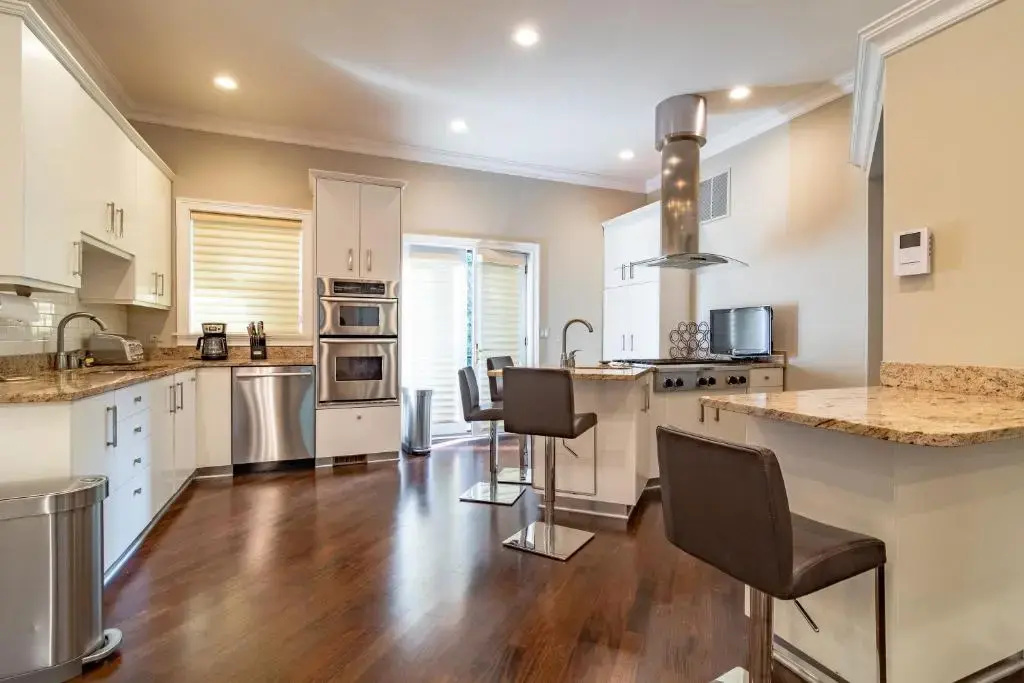 Luxurious Gold Coast 4BR 4-Story Villa with Parking Sleeps 12 Guests