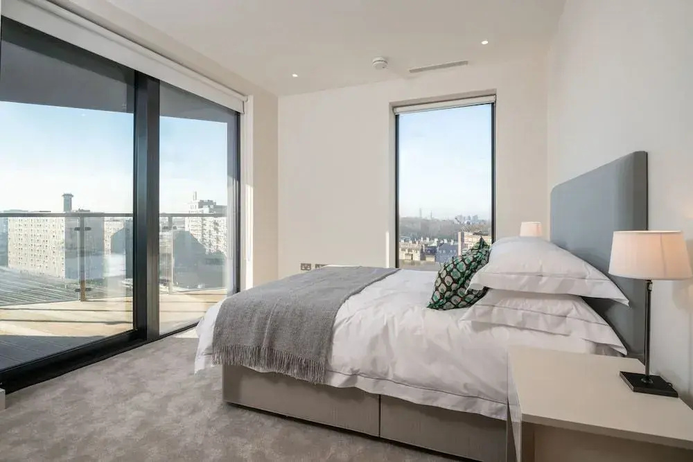 Modern Family Home close to Victoria Station