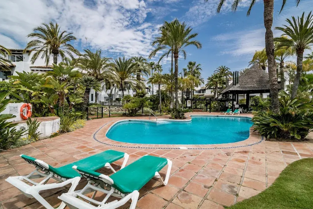 COS-Luxury 3 bedroom apartment frontline beach