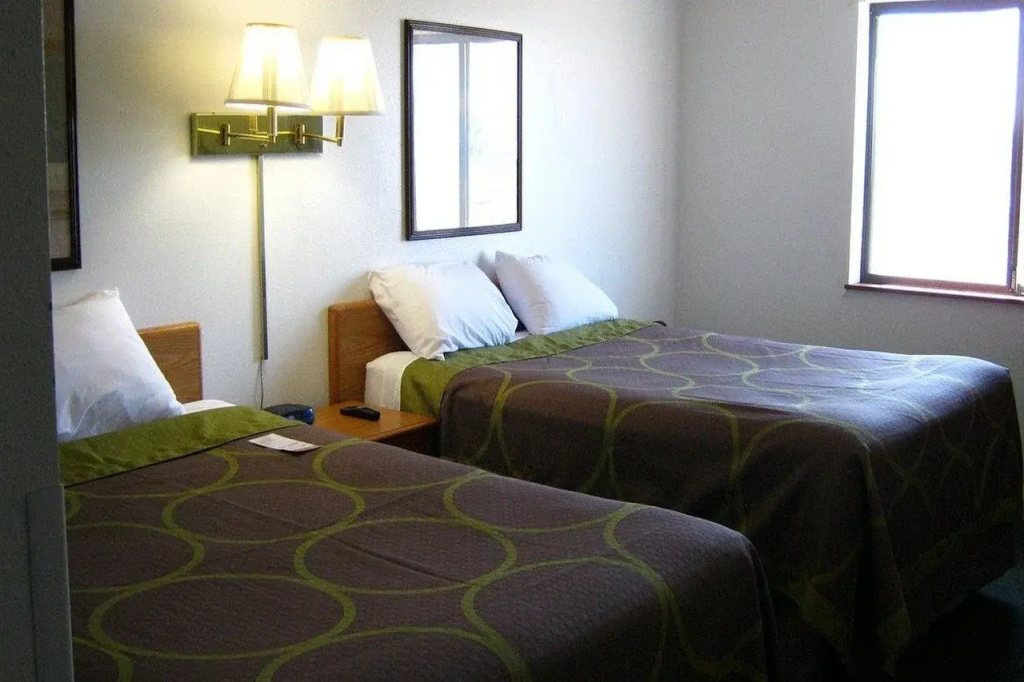 Super 8 by Wyndham Fargo/I-29/West Acres Mall