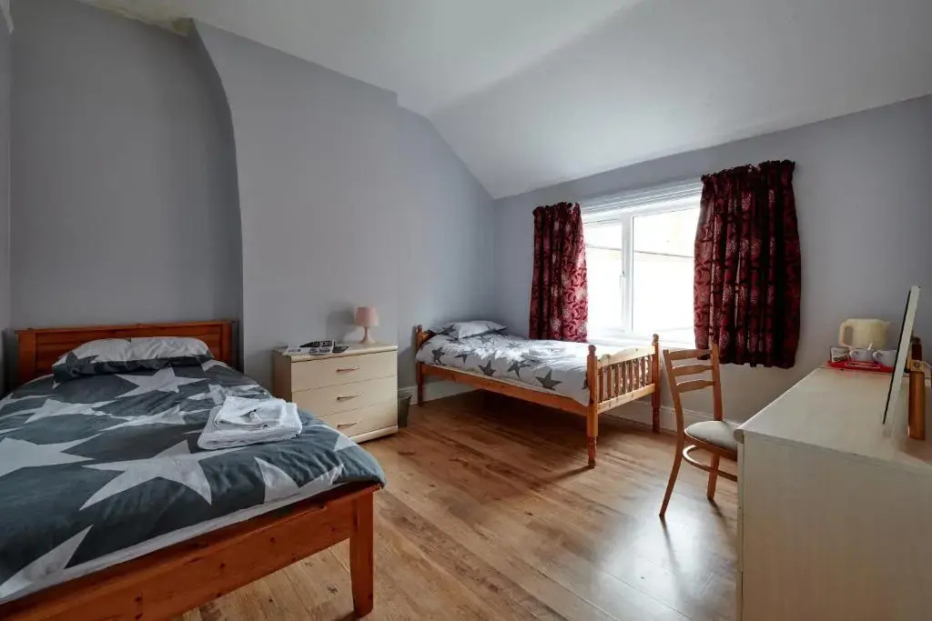 Maintenance, Transport, Medical Teams Bargain, 3 Bed Detached House, Mold, Sleeps 1 to 5