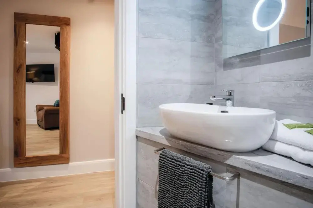 Suite 1 - Sleeping Giant Hotel - PEN Y CAE Inn