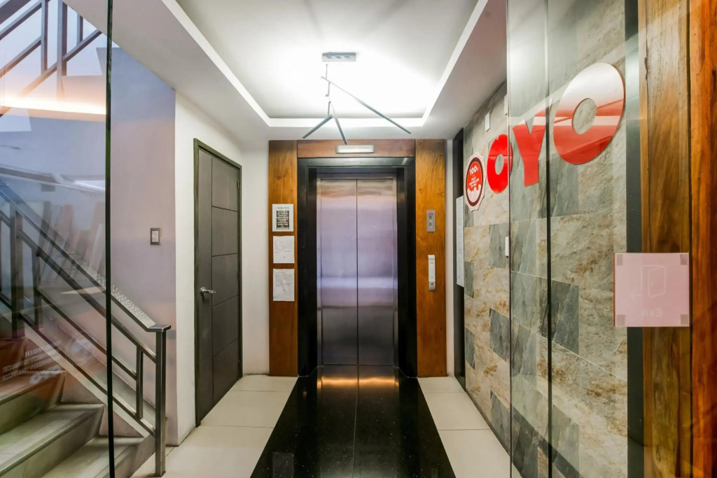 OYO 136 Regal Residences