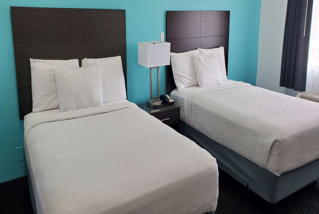 Travelodge by Wyndham Livonia Canton Novi Detroit Area