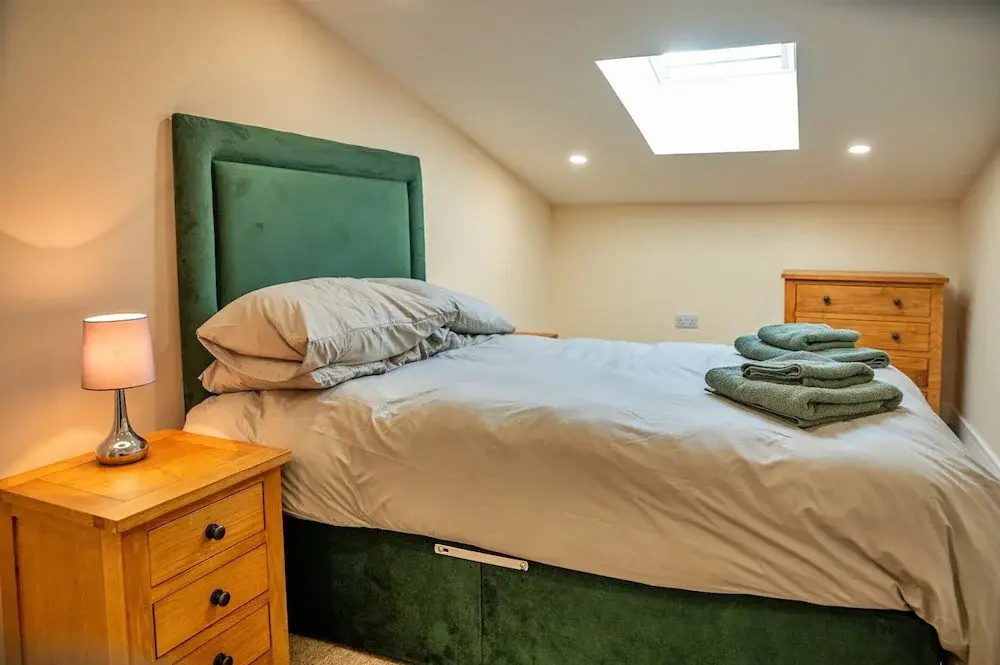 Barn in Cotswolds With Hot Tub & Scenic Trails