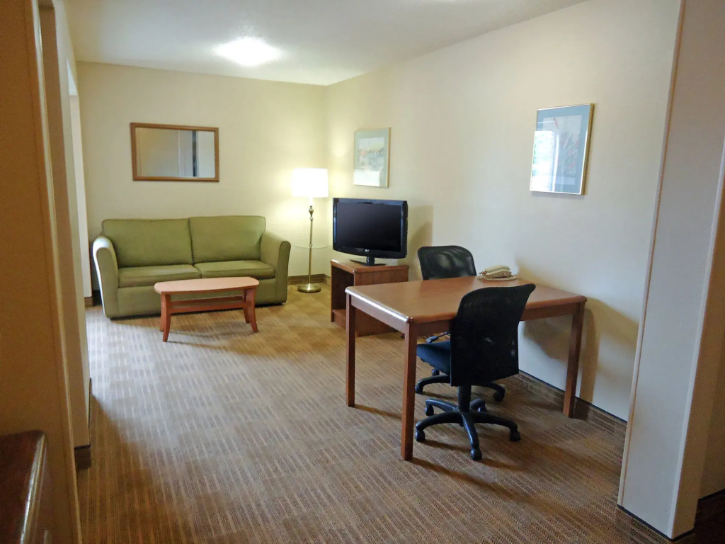HomeTowne Studios & Suites by Red Roof Greensboro