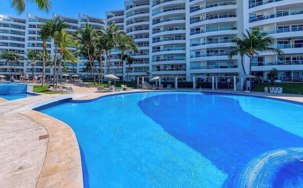 Oceanfron 4 BR Condo - Beach - Wyndham Pool