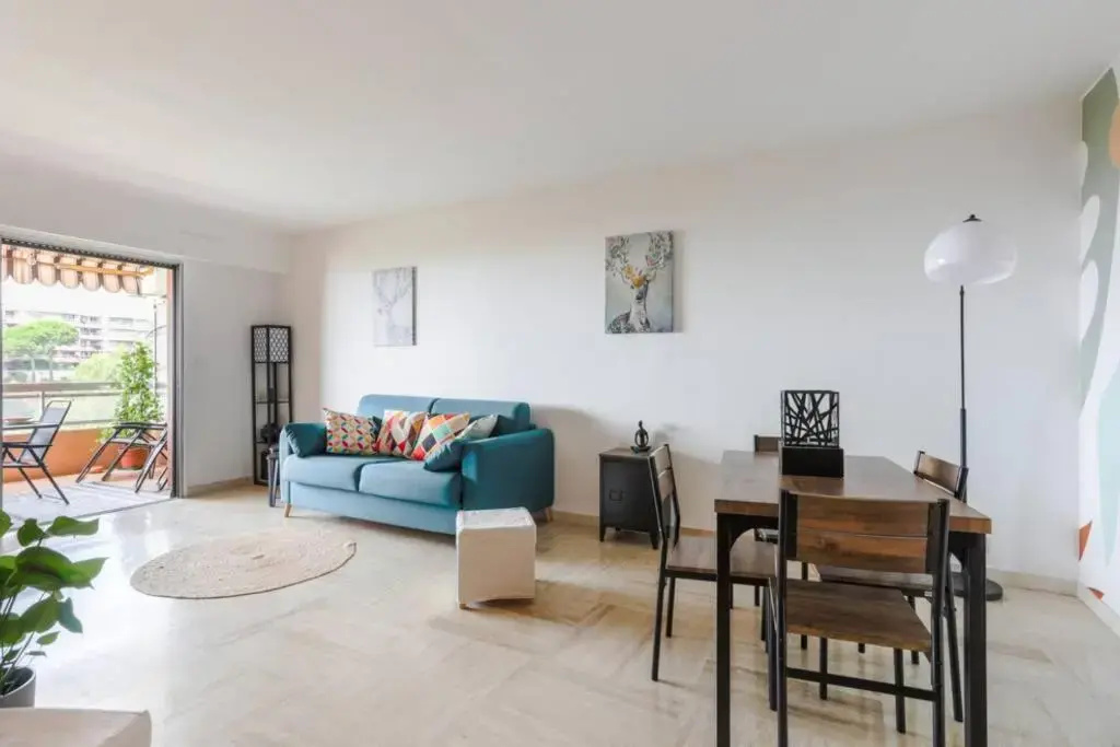 Sea view apartment in residence with swimming pool!