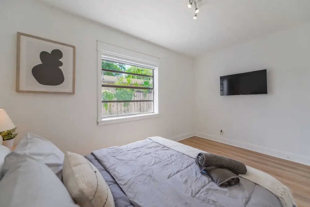 Wonderful 2BR House with Canal Access
