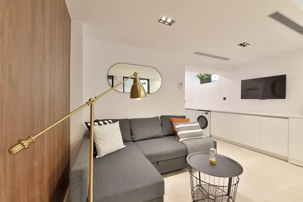 Phaedrus Living: City Center Luxury Flat Skoufa