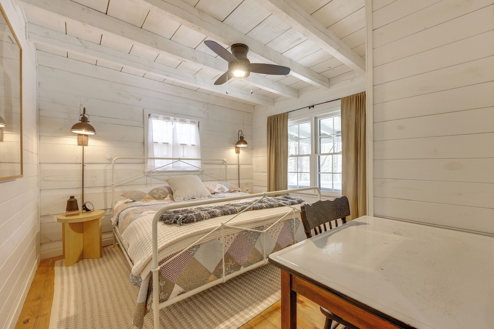 peace of Aska Cabin w/ Hot Tub & Fire Pit