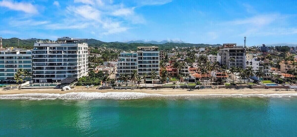 New Stylish 1 BR Condo - Ocean Views - Flex Room
