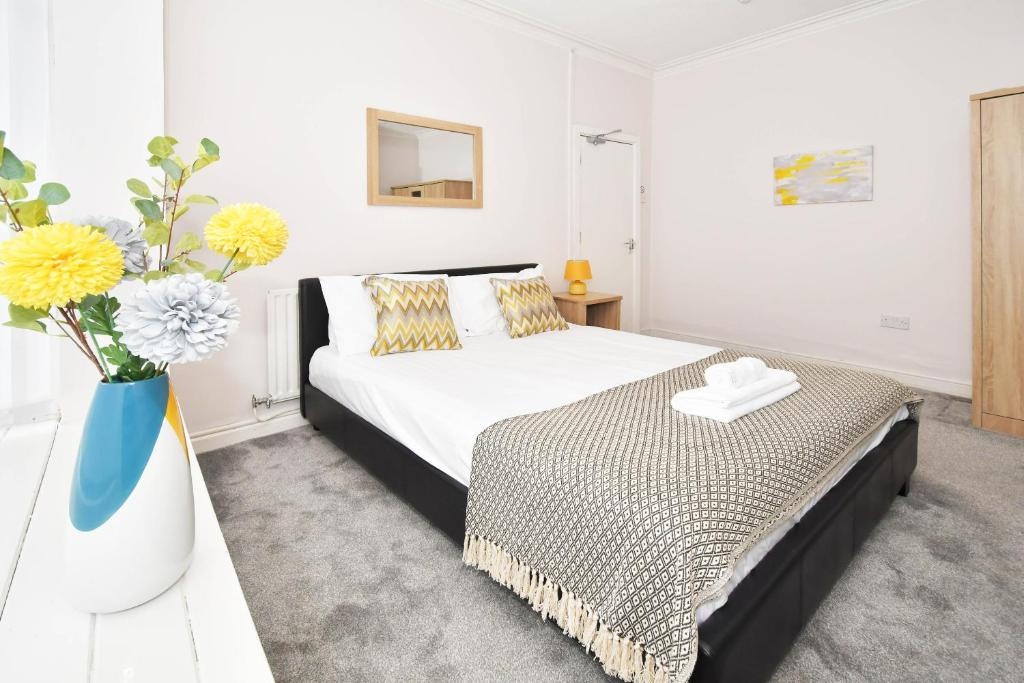 Wistaston House by YourStays 5 Bedroom House with TV in each room