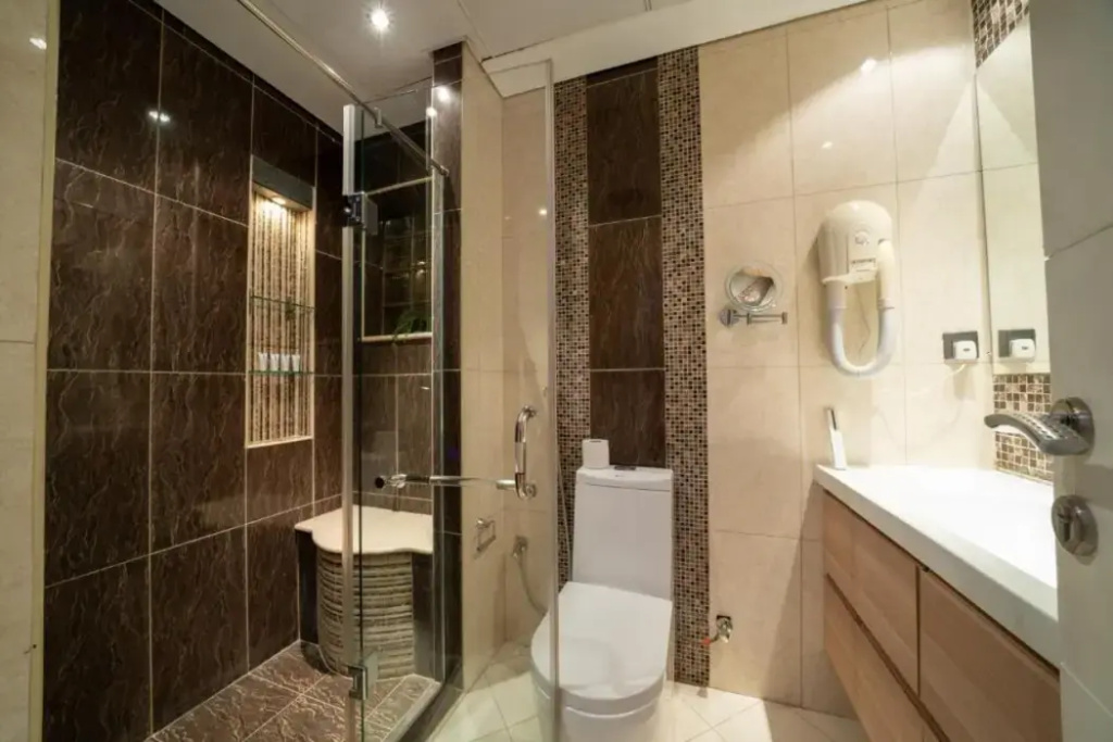 Luxury Three bedroom Apt Al Yasmin