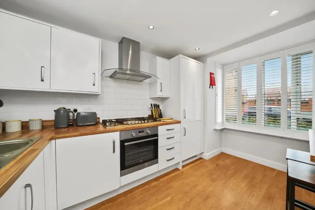 Stylish House with Pool Table, Fast Wifi, Smart TVs with Netflix, Free Parking and Garden by Yoko Property