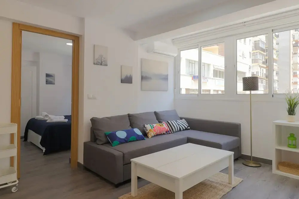 Bright Málaga Beach and Downtown Apartment
