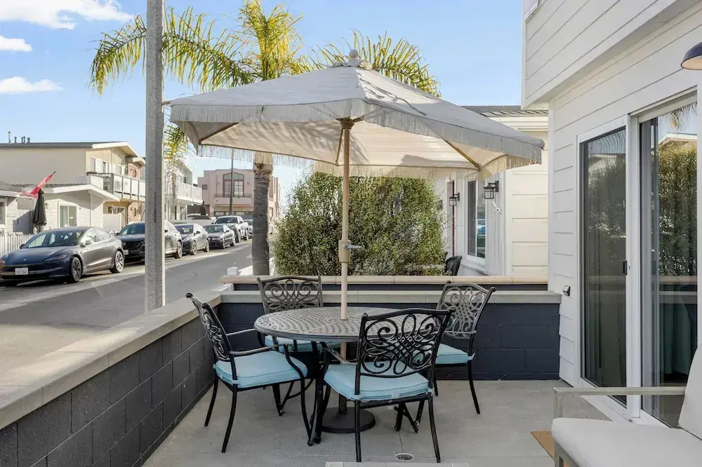 Steps to Sand! 2 Homes in 1 Sleeps 19, Outdoor Space, Walk to Shops & Dining