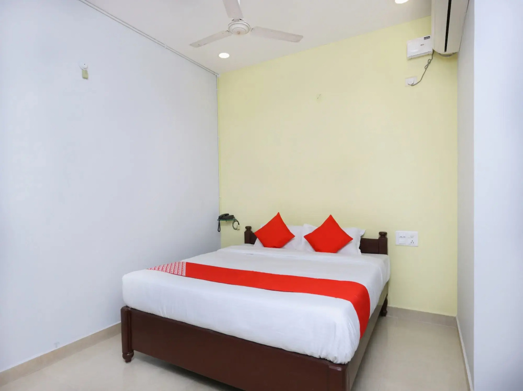 OYO 12765 Hotel Golden Rooms