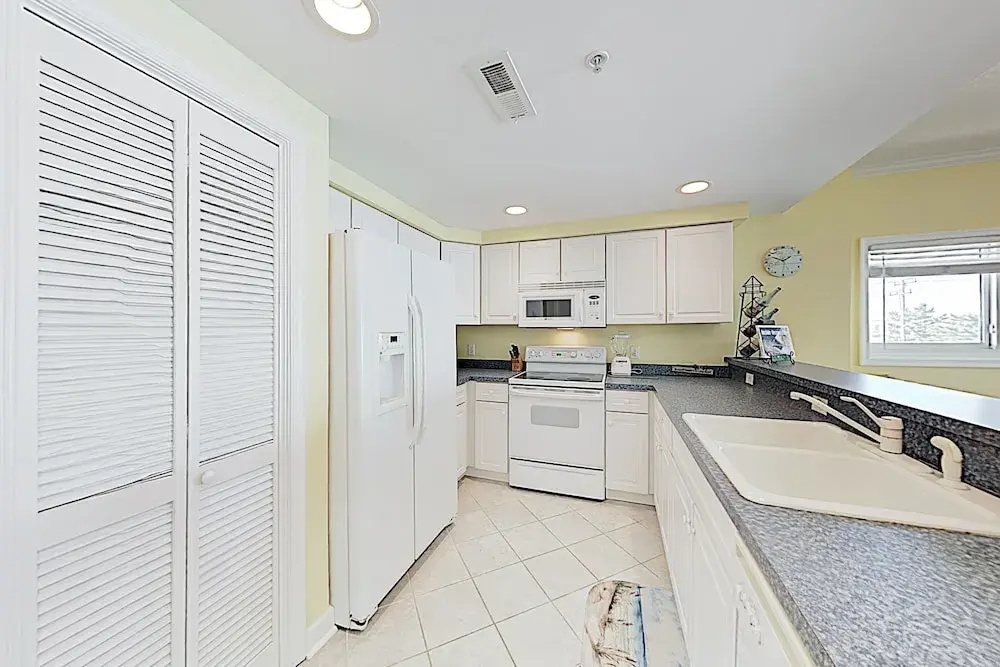 New Listing! Corner-unit W/ Balcony, 300 To Beach 3 Bedroom Condo