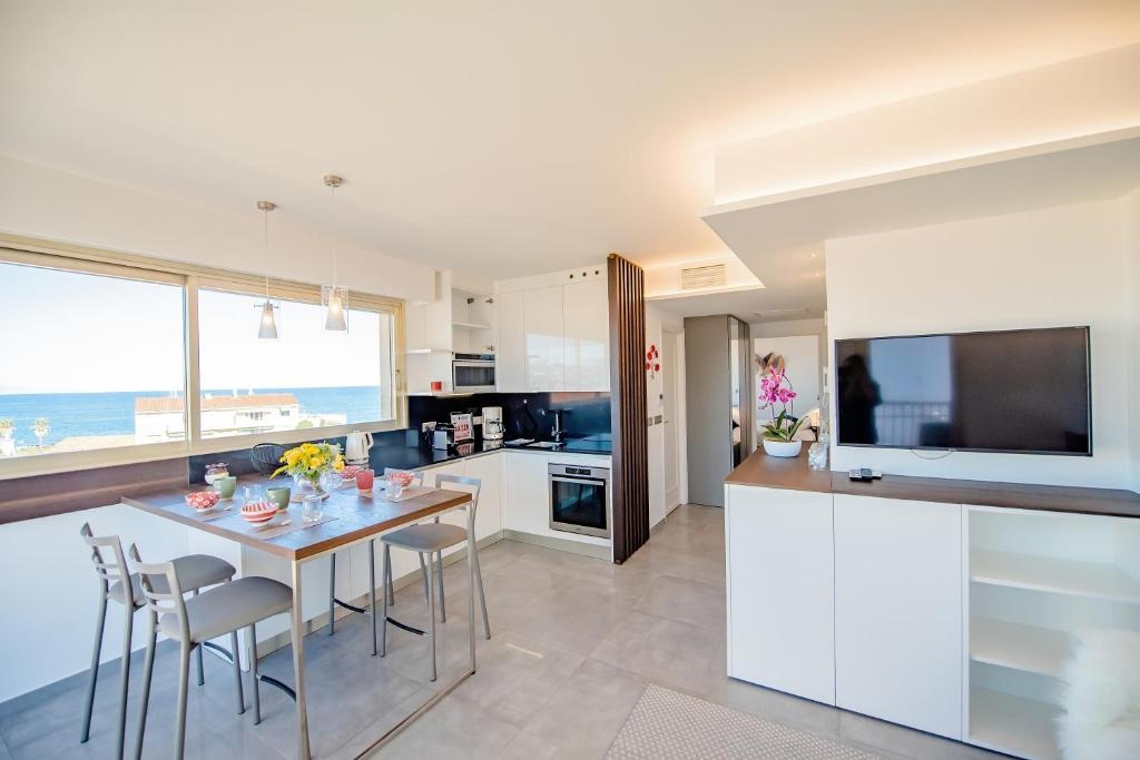 High Standing with Incredible Old Antibes and Sea views
