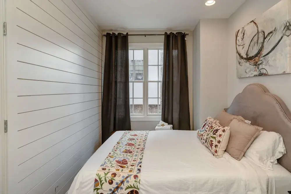 Skyline View - High-End Home, 2 Vibrant Districts by RedAwning
