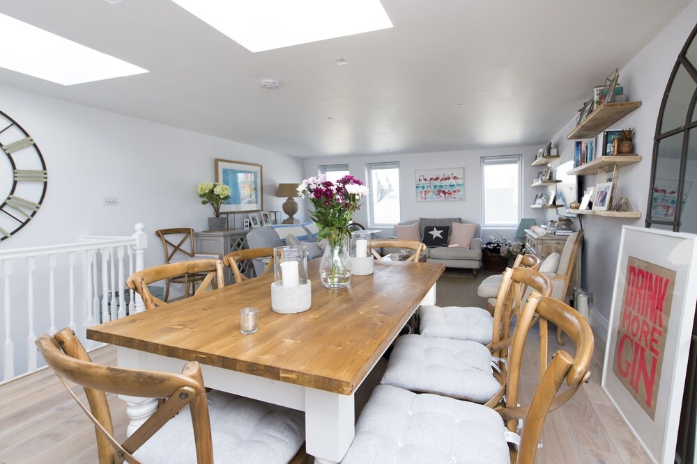 Beautiful 2BR Split Level Fulham Apartment